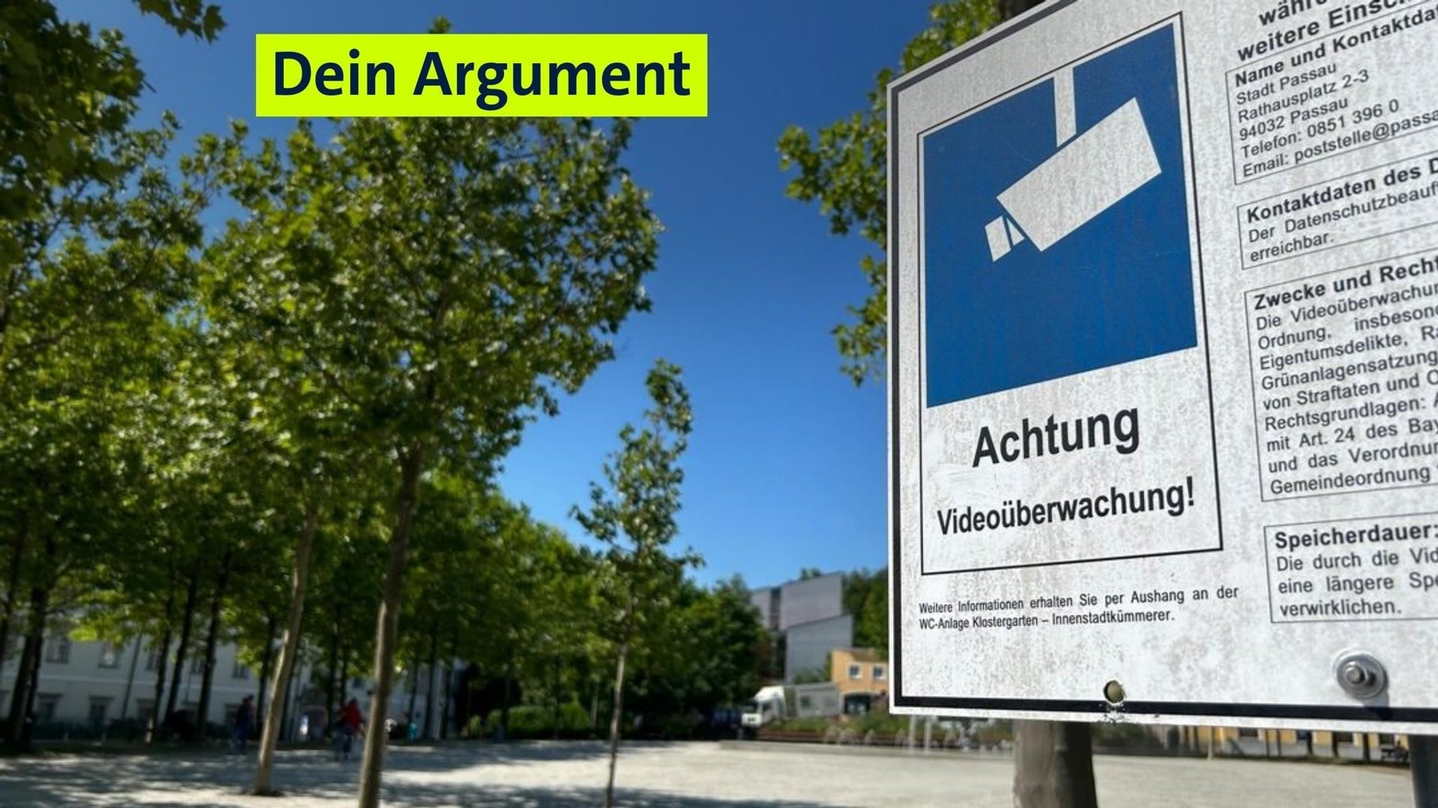 Ein Schild "Achtung Videoüberwachung!" ist an einem Park angebracht. 