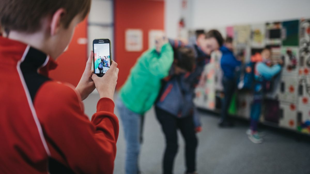 Gewaltvideos In Schulchats Kampagne Gegen Handy Als Waffe Br24