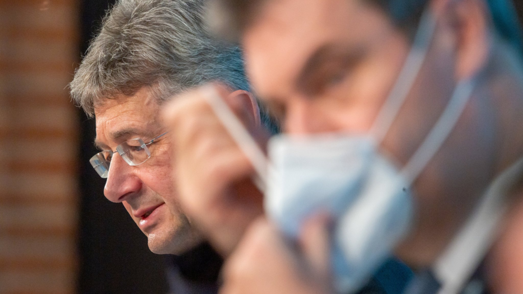 Bayerns Kultusminister Michael Piazolo (FW) und Ministerpräsident Markus Söder (CSU) nach der Kabinettssitzung am 3.11.21.