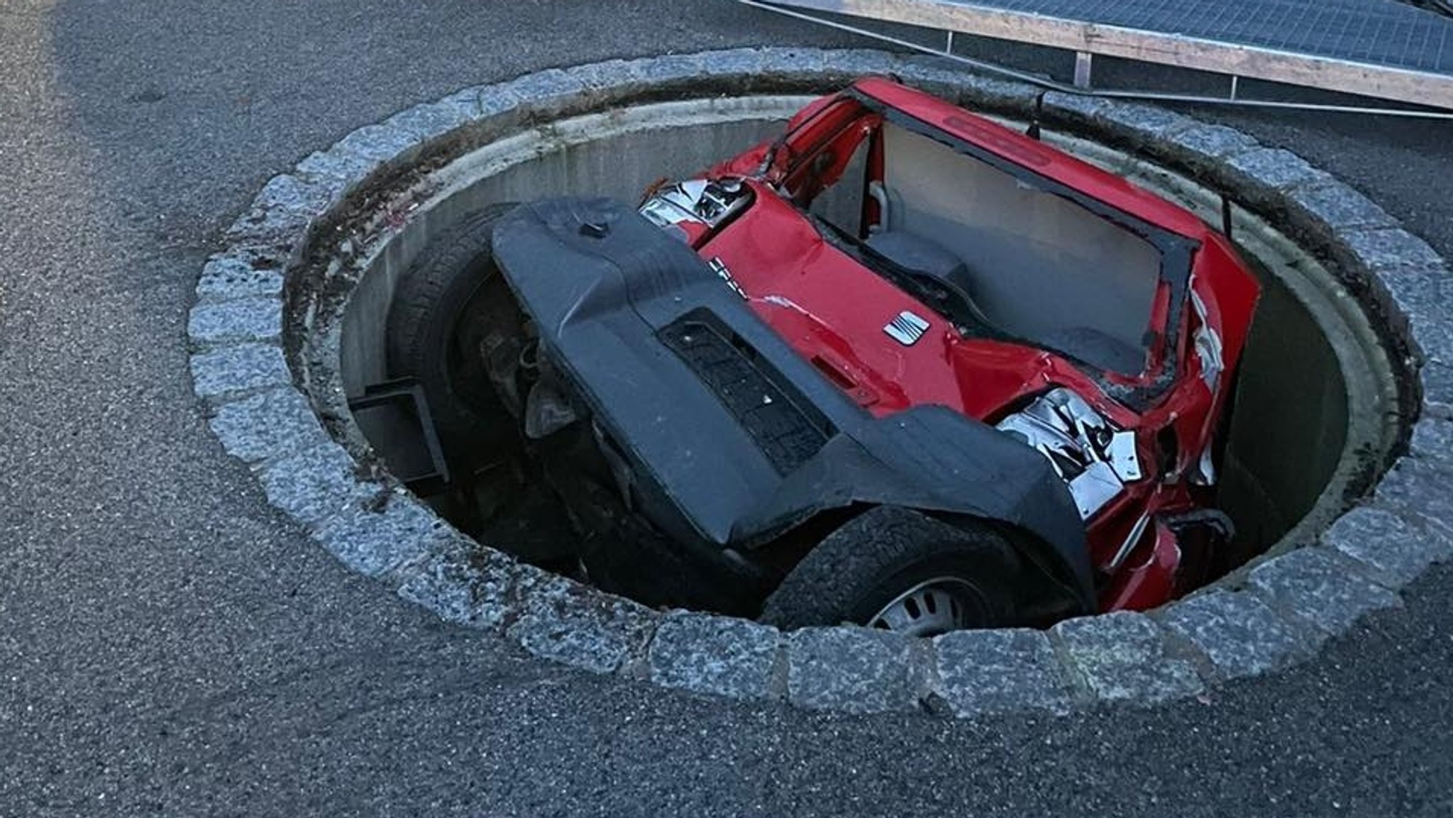 Kleinwagen passgenau im Schacht