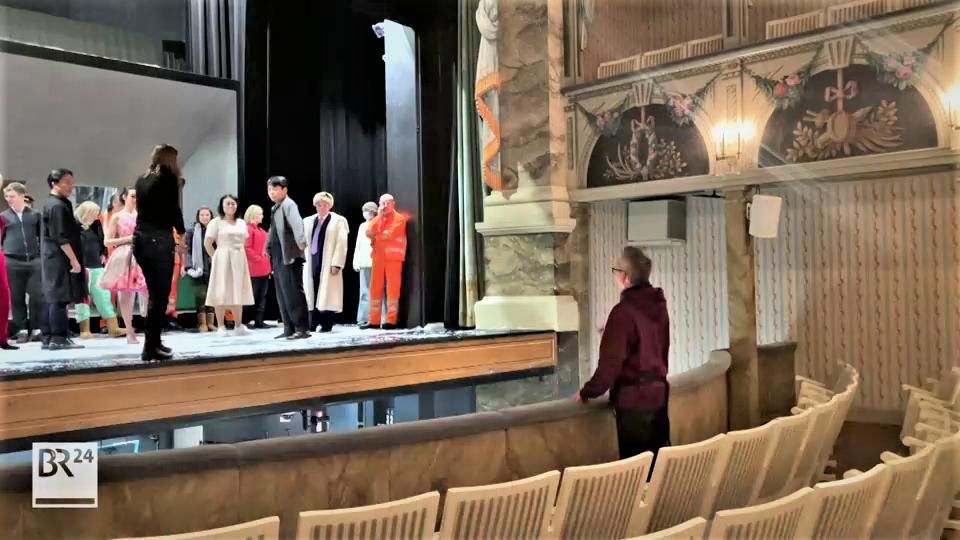 Regisseur Markus Bartl gibt Anweisungen