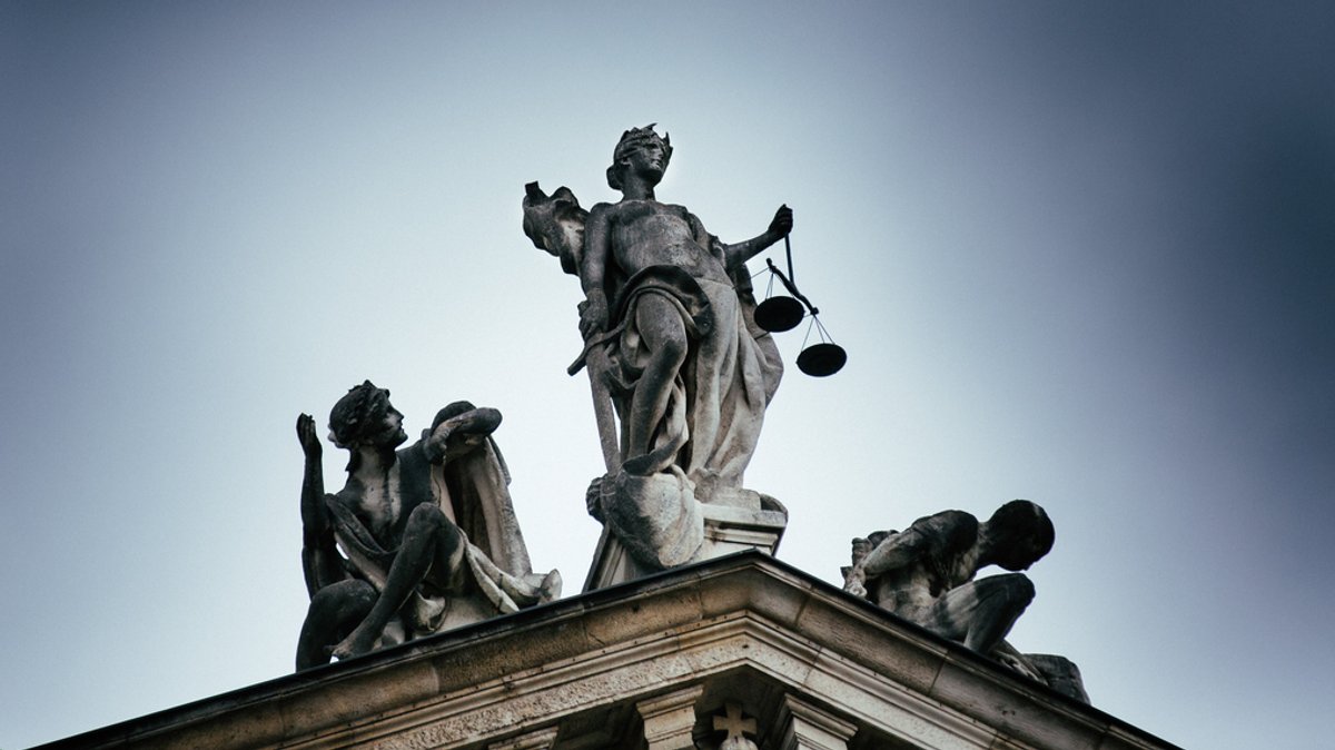 Justizia auf einem Justizgebäude (Symbolbild)