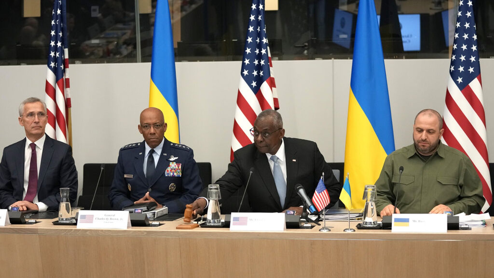 13.06.2024, Belgien, Brüssel: US-Verteidigungsminister Lloyd Austin (2.v.r), Jens Stoltenberg (l), der Vorsitzende der Generalstabschefs Charles Brown (2.v.l) und der ukrainische Verteidigungsminister Rustem Umjerow im Nato-Hauptquartier 