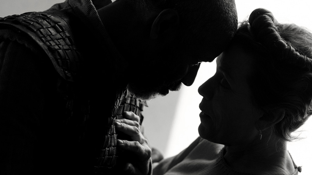 Sie werden an ihrer Schuld zerbrechen: Denzel Washington und Francis McDormand als Paar Macbeth in Joel Coens "The Tragedy of Macbeth". | Bild: picture-alliance/dpa/Apple Films Sie werden an ihrer Schuld zerbrechen: Denzel Washington und Francis McDormand als Paar Macbeth in Joel Coens "The Tragedy of Macbeth".