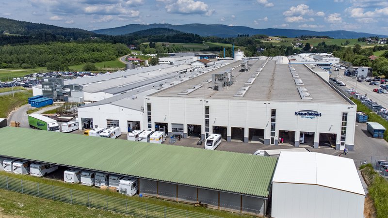 Das Werksgelände der Knaus-Tabbert AG in Jandelsbrunn im Bayerischen Wald. | Bild: picture alliance/dpa | Armin Weigel Das Werksgelände der Knaus-Tabbert AG in Jandelsbrunn im Bayerischen Wald.