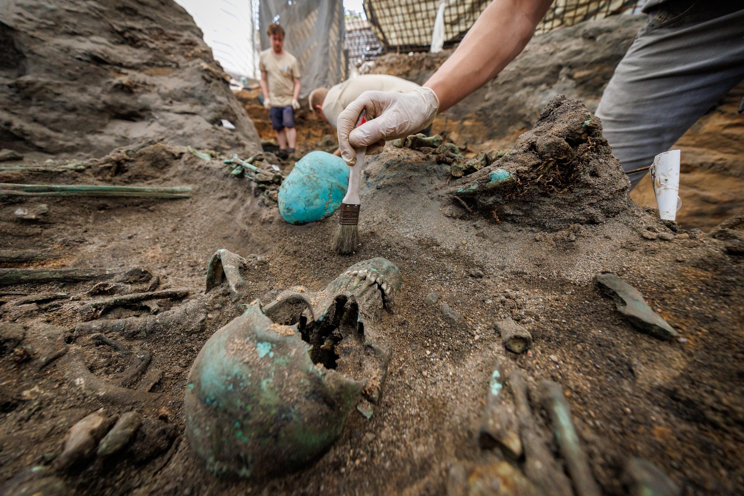 Ein Archäologe legt die menschlichen Überreste in einem der bisher größten in Deutschland entdeckten Pestgräber frei. Die Skelette vieler Hundert Pestopfer wurden im Februar 2024 bei Bauarbeiten für ein neues Altenheim in Nürnberg entdeckt.