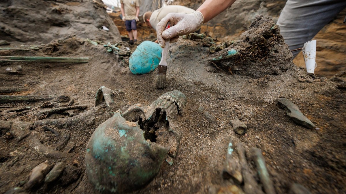Ein Archäologe legt die menschlichen Überreste in einem der bisher größten in Deutschland entdeckten Pestgräber frei. Die Skelette vieler Hundert Pestopfer wurden im Februar 2024 bei Bauarbeiten für ein neues Altenheim in Nürnberg entdeckt.