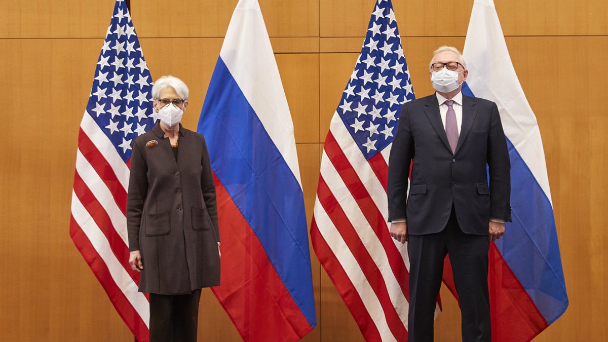 Wendy Sherman, Vizeaußenministerin der USA, und Sergej Rjabkow, Vizeaußenminister von Russland, stehen bei einem bilateralen Treffen zwischen Russland und den USA nebeneinander.