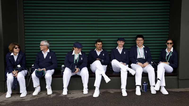 Bald durch KI ersetzt: die Linienrichter in Wimbledon. Wie sieht es mit anderen Berufen in Zukunft aus? | Bild: picture alliance / empics | Steven Paston Bald durch KI ersetzt: die Linienrichter in Wimbledon. Wie sieht es mit anderen Berufen in Zukunft aus?