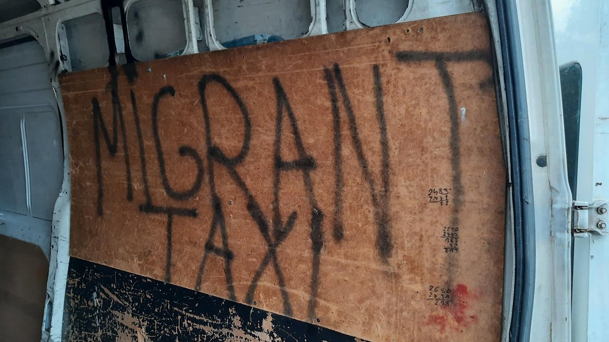 Jemand hat "Migrant Taxi" in den Laderaum eines Kleintransporters  geschrieben, mit dem 30 Türken nach Niederbayern gebracht worden sind.