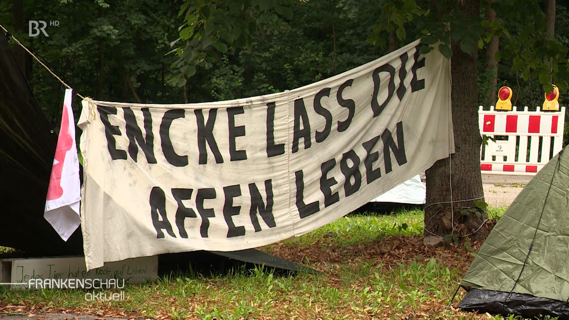 Plakat mit der Aufschrift: Encke lass die Affen leben.