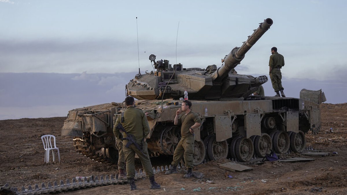 (Symbolbild) Israelische Soldaten stehen vor einem Panzer. Der aktuelle Stand der Verhandlungen über eine Waffenruhe im Gaza-Krieg ist unklar.