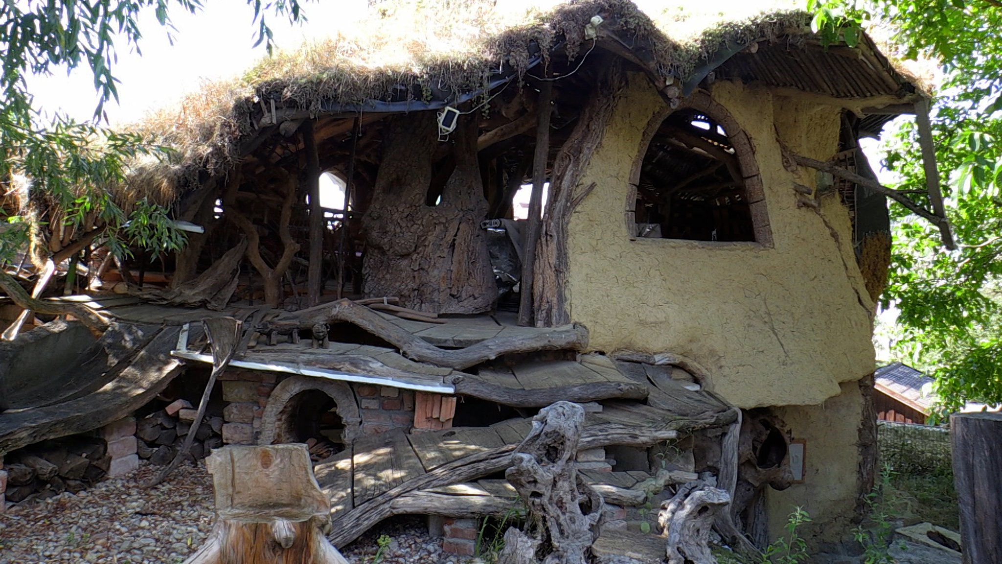 Vor dem Verwaltungsgericht Regensburg trafen heute zwei Welten aufeinander: Mittelerde und die deutsche Bürokratie. Es ging um das sogenannte Hobbit-Haus eines Künstlers im Kreis Landshut. Darf es stehen bleiben oder muss es abgerissen werden?