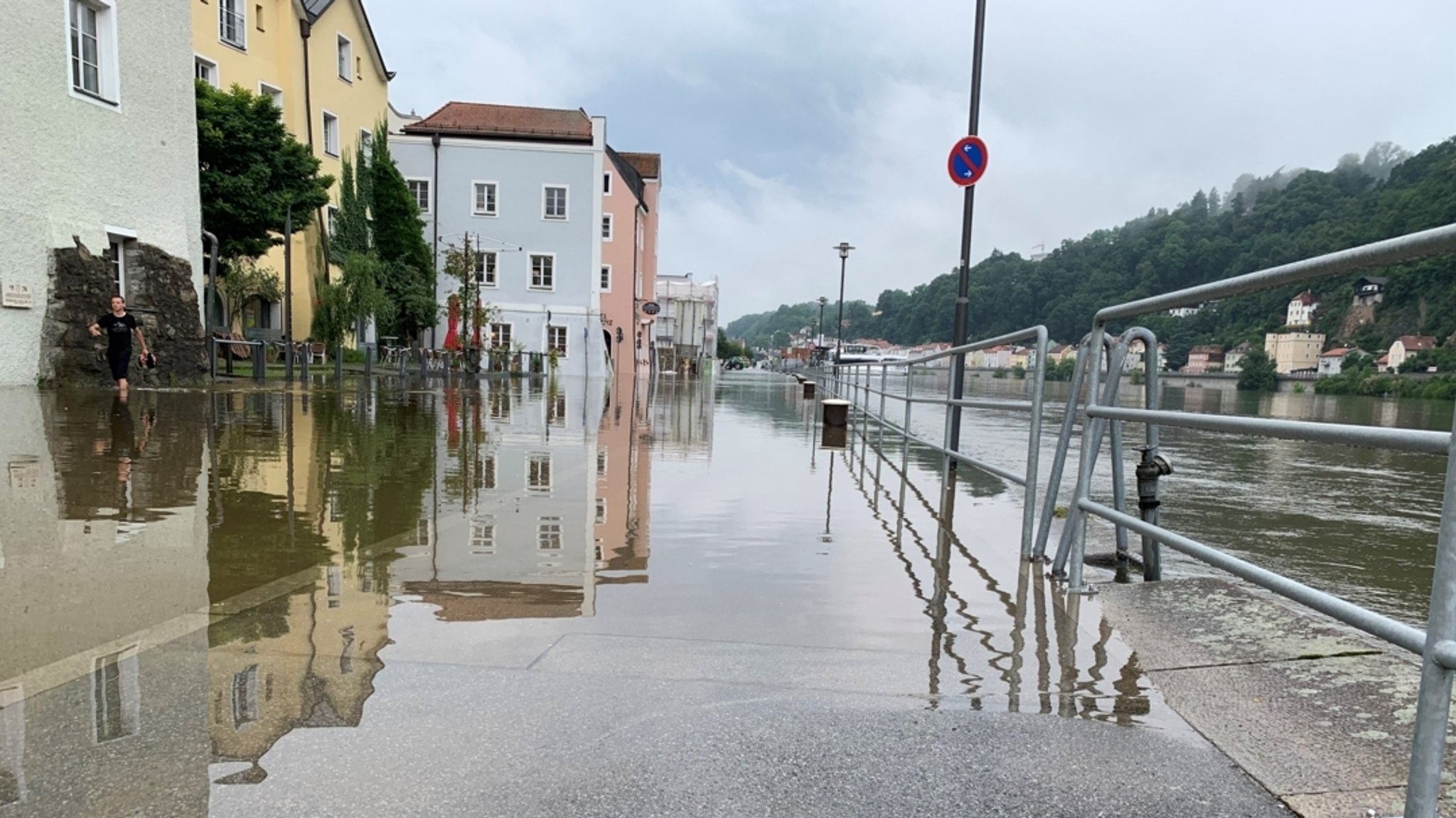 Passau - die Donau tritt am Sonntagmorgen über die Ufer