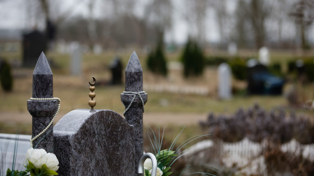 Muslimisches Grab auf einem Friedhof | Bild: picture alliance / Christoph Soeder/dpa | Christoph Soeder Muslimisches Grab auf einem Friedhof