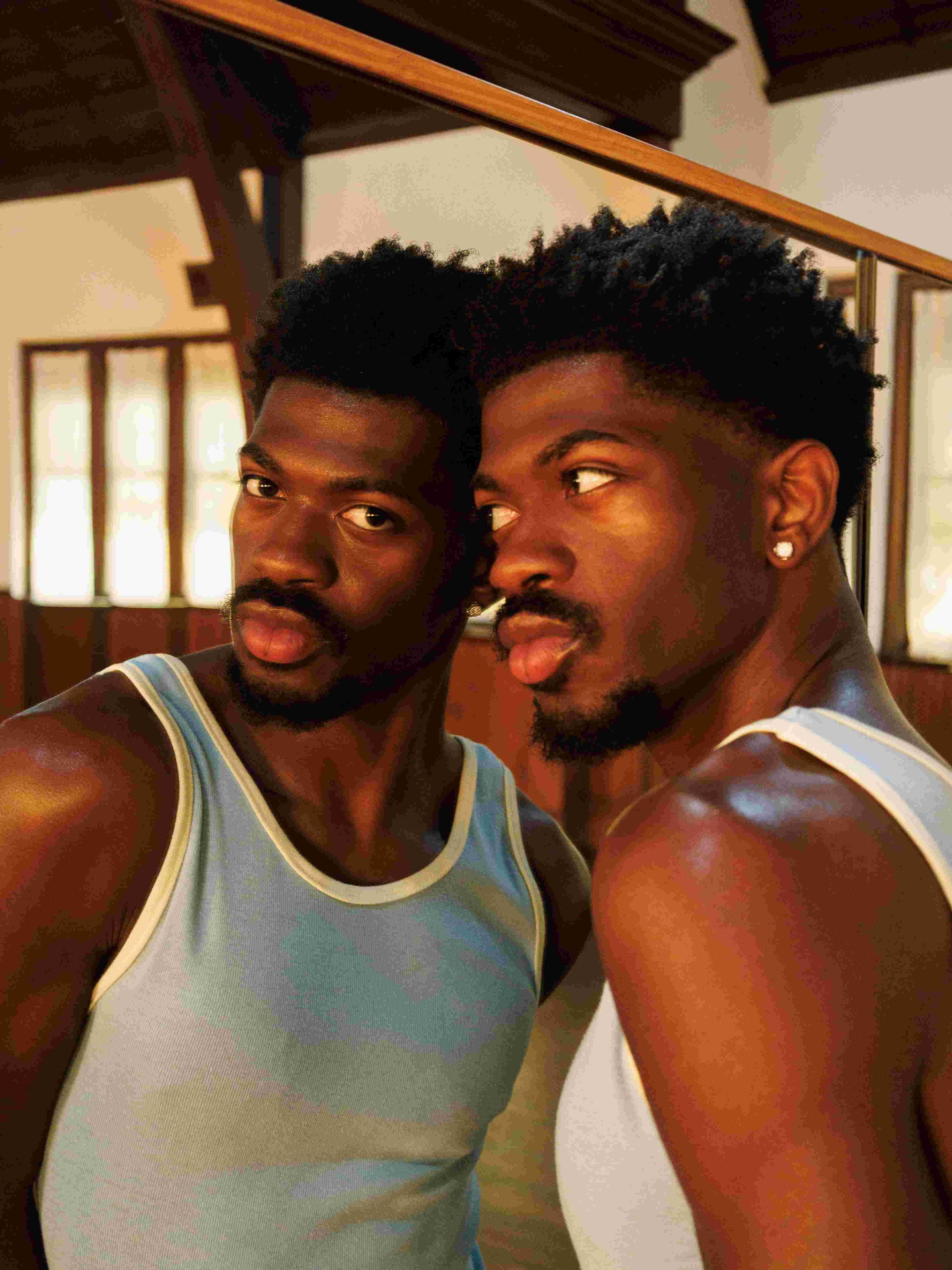 Lil Nas X schaut in einen Spiegel | Bild:Akbar Khan