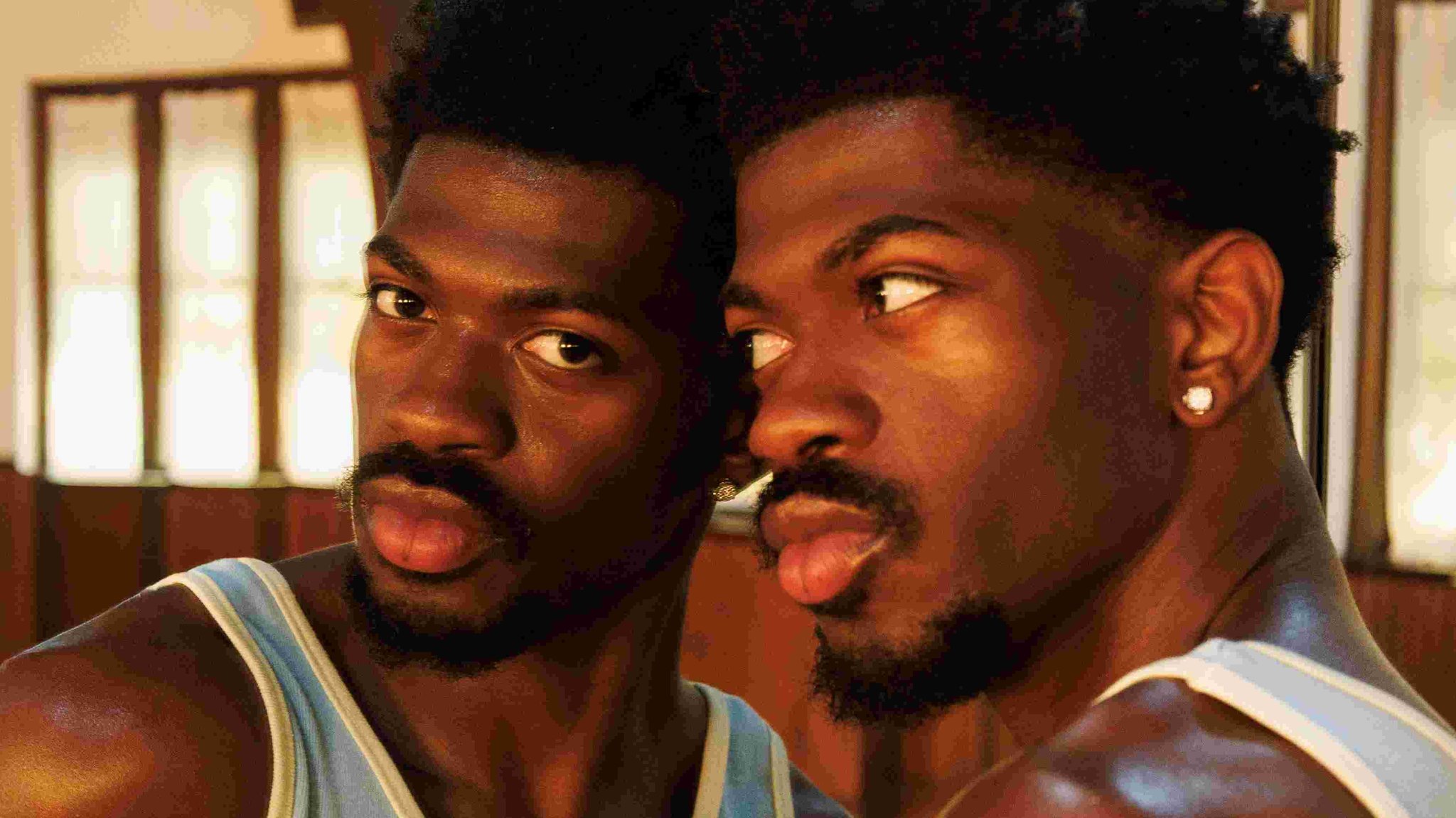 Lil Nas X schaut in einen Spiegel | Bild: Akbar Khan Lil Nas X schaut in einen Spiegel