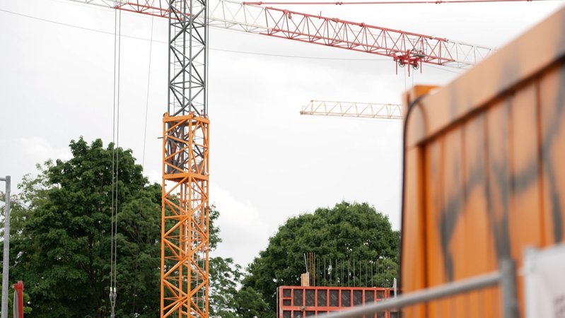 Symbolbild: Baustelle mit Kränen | Bild: BR / Florian Regensburger Symbolbild: Baustelle mit Kränen