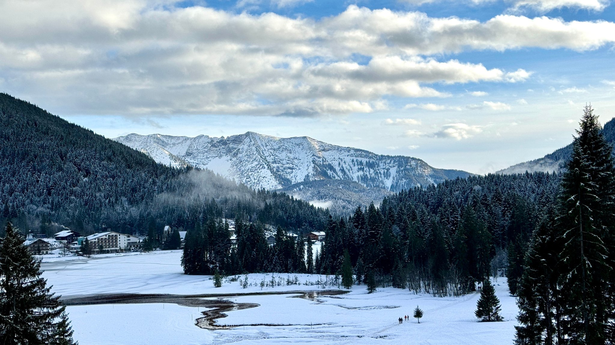 Spitzingsee: Frau kann sich selbst aus Lawine befreien