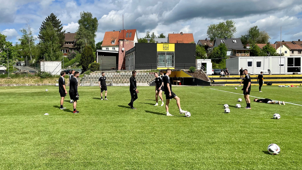 Fußballspieler auf einem Trainingsplatz | Bild: BR/Lasse Berger Fußballspieler auf einem Trainingsplatz