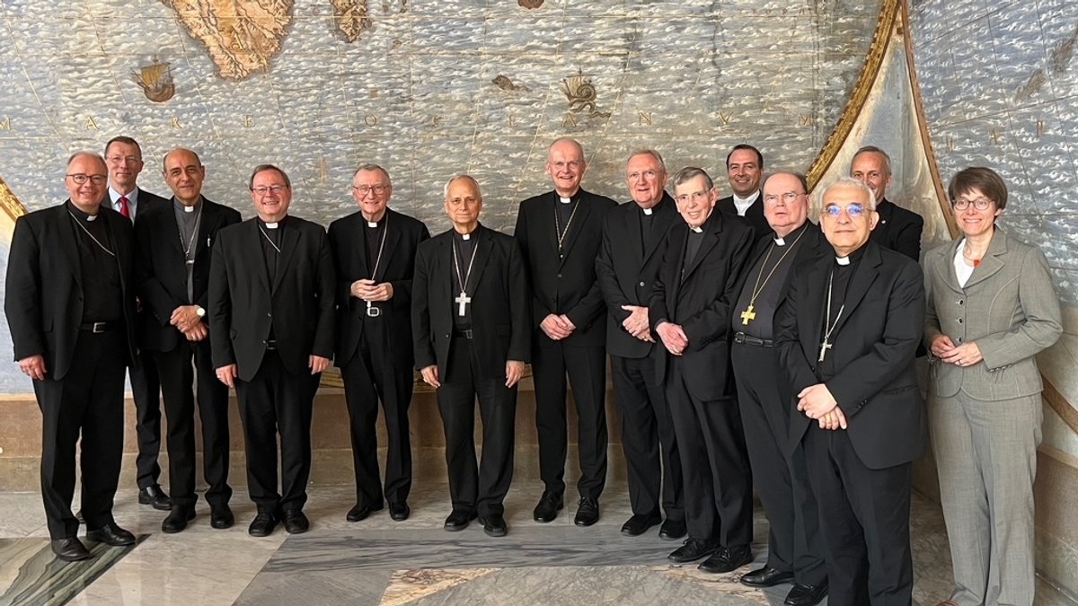 Die Teilnehmer des Treffens von deutschen Bischöfen mit Vertretern der Römischen Kurie im Vatikan stehen zusammen.