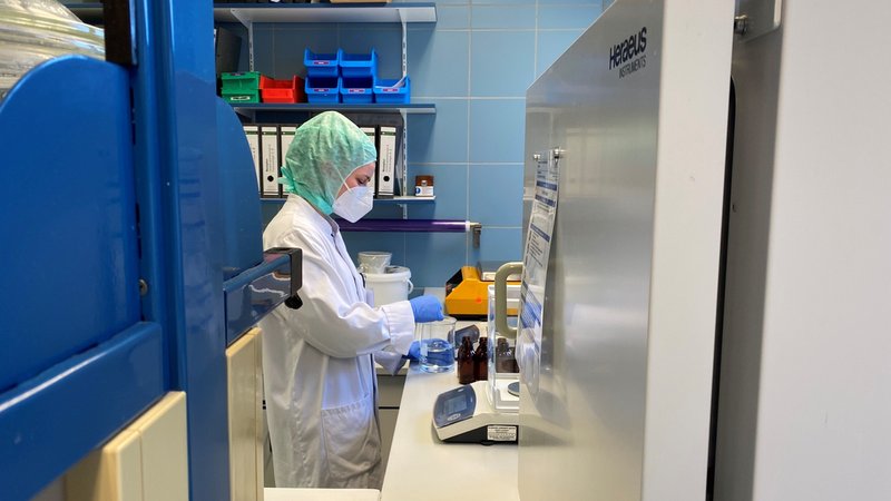 Eine Frau stellt ein Medikament in einem Labor her.