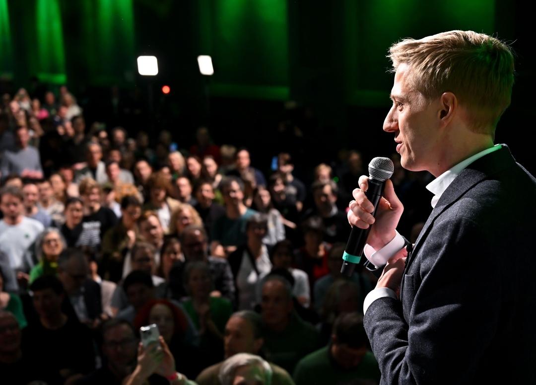 Dominik Krause bei seiner Dankesrede auf der Wahlparty der Grünen.