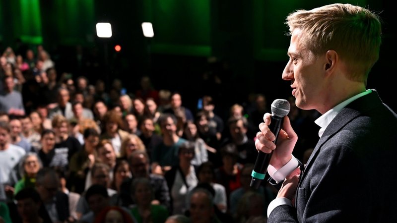 Dominik Krause bei seiner Dankesrede auf der Wahlparty der Grünen. | Bild: dpa-Bildfunk/Sven Hoppe Dominik Krause bei seiner Dankesrede auf der Wahlparty der Grünen.