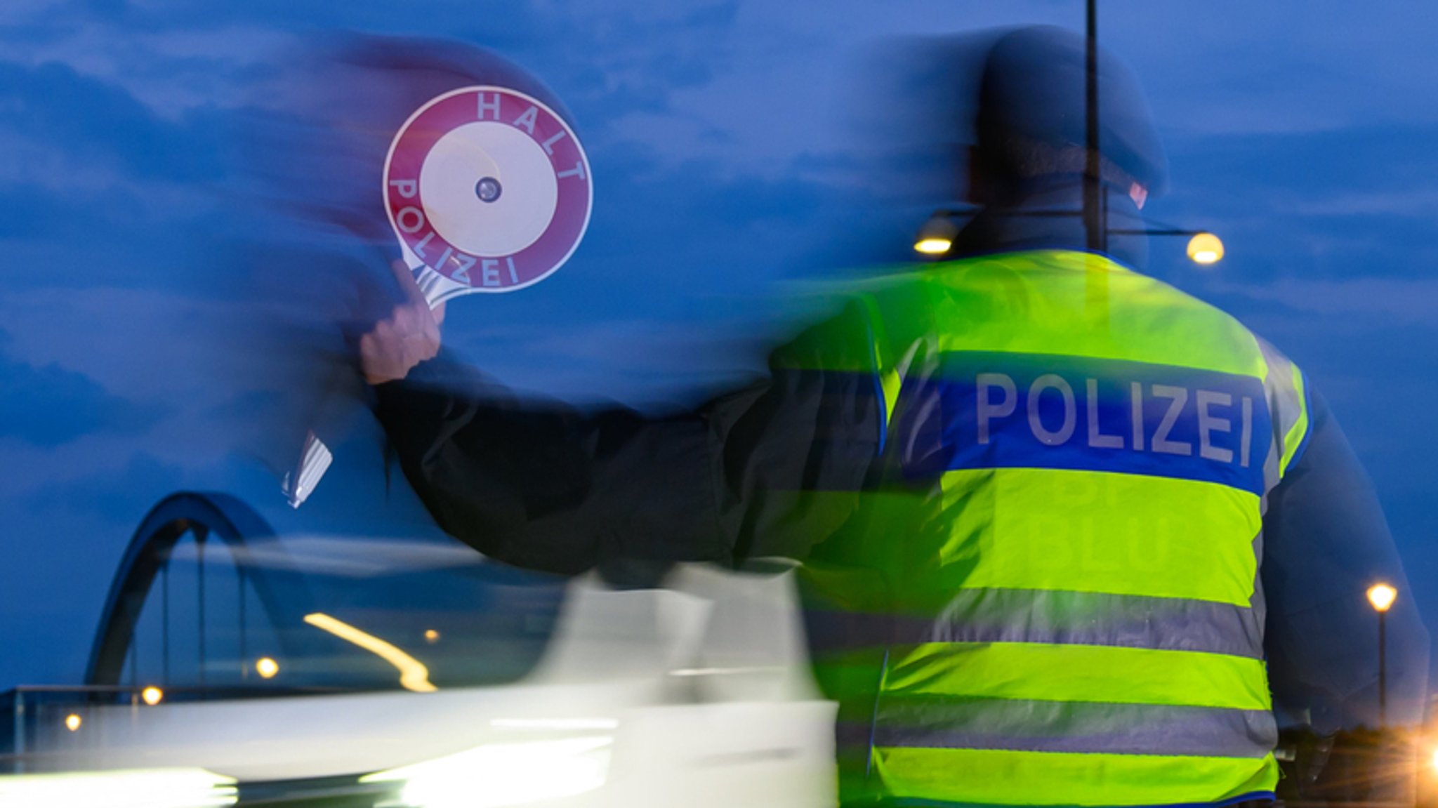 Polizisten der Bundespolizei und polnischen Grenzschützer kontrollieren an der deutsch-polnischen Grenze | Bild: dpa-Bildfunk/Patrick Pleul Polizisten der Bundespolizei und polnischen Grenzschützer kontrollieren an der deutsch-polnischen Grenze