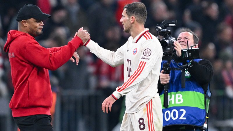Bayern-Trainer Vincent Kompany gratuliert Leon Goretzka | Bild: picture-alliance/dpa Bayern-Trainer Vincent Kompany gratuliert Leon Goretzka