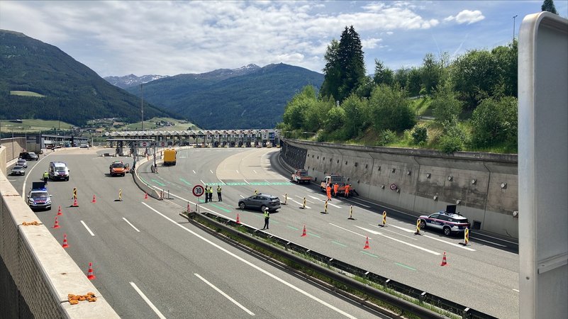Mitarbeiter der Asfinag und der Polizei haben die Brennerautobahn für den Verkehr abgeriegelt. | Bild: BR/Thomas Kempe Mitarbeiter der Asfinag und der Polizei haben die Brennerautobahn für den Verkehr abgeriegelt.