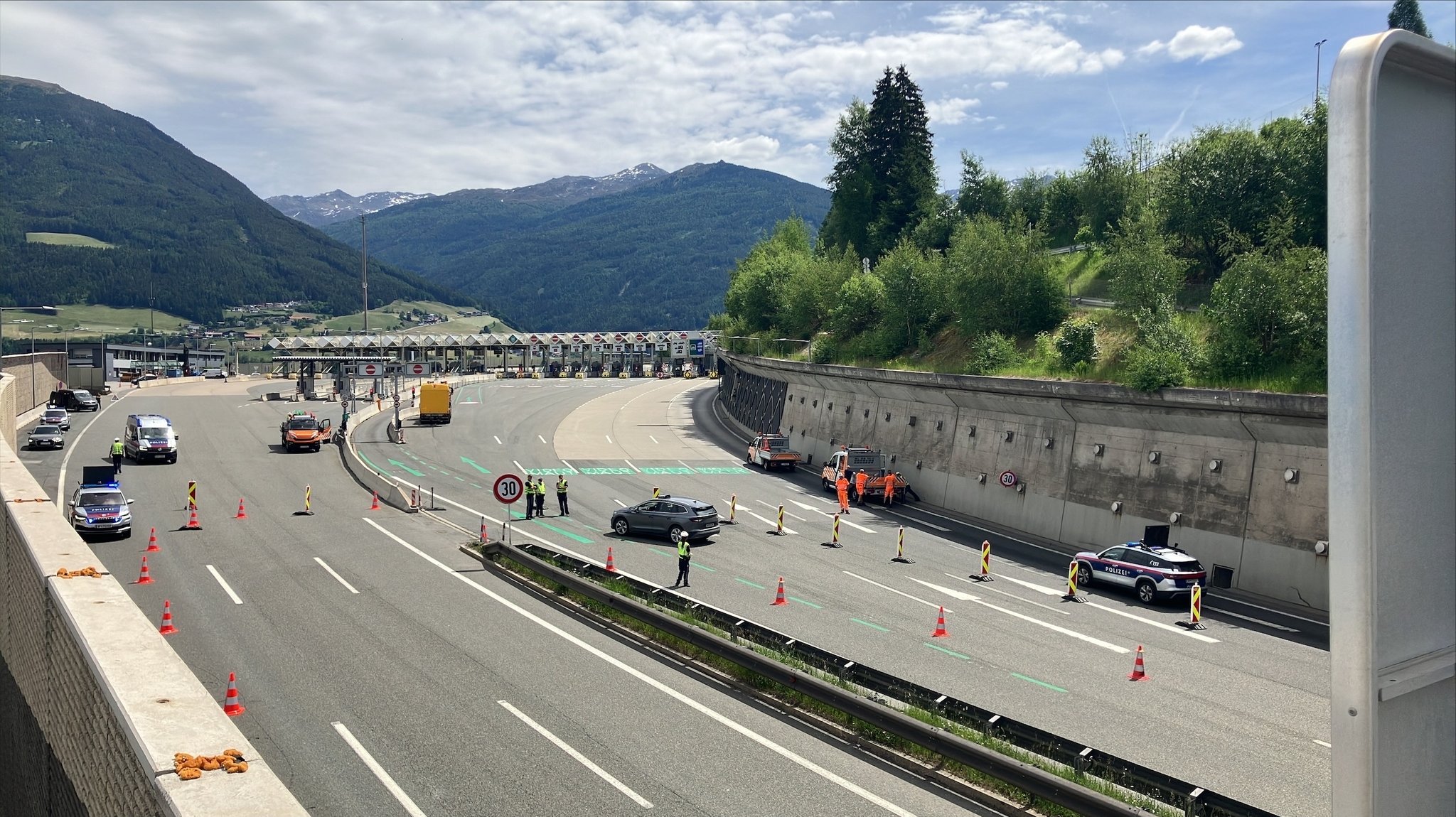 Mitarbeiter der Asfinag und der Polizei haben die Brennerautobahn für den Verkehr abgeriegelt. | Bild: BR/Thomas Kempe Mitarbeiter der Asfinag und der Polizei haben die Brennerautobahn für den Verkehr abgeriegelt.