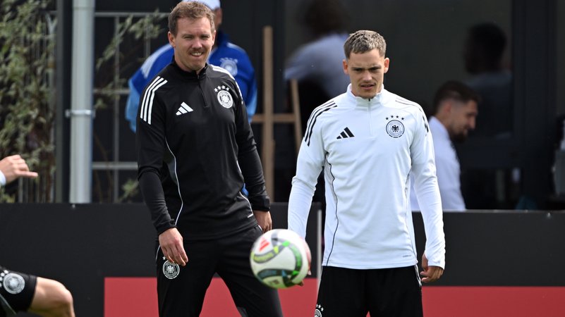 Bundestrainer Julian Nagelsmann beoachtet Florian Wirtz | Bild: dpa-Bildfunk/Federico Gambarini Bundestrainer Julian Nagelsmann beoachtet Florian Wirtz