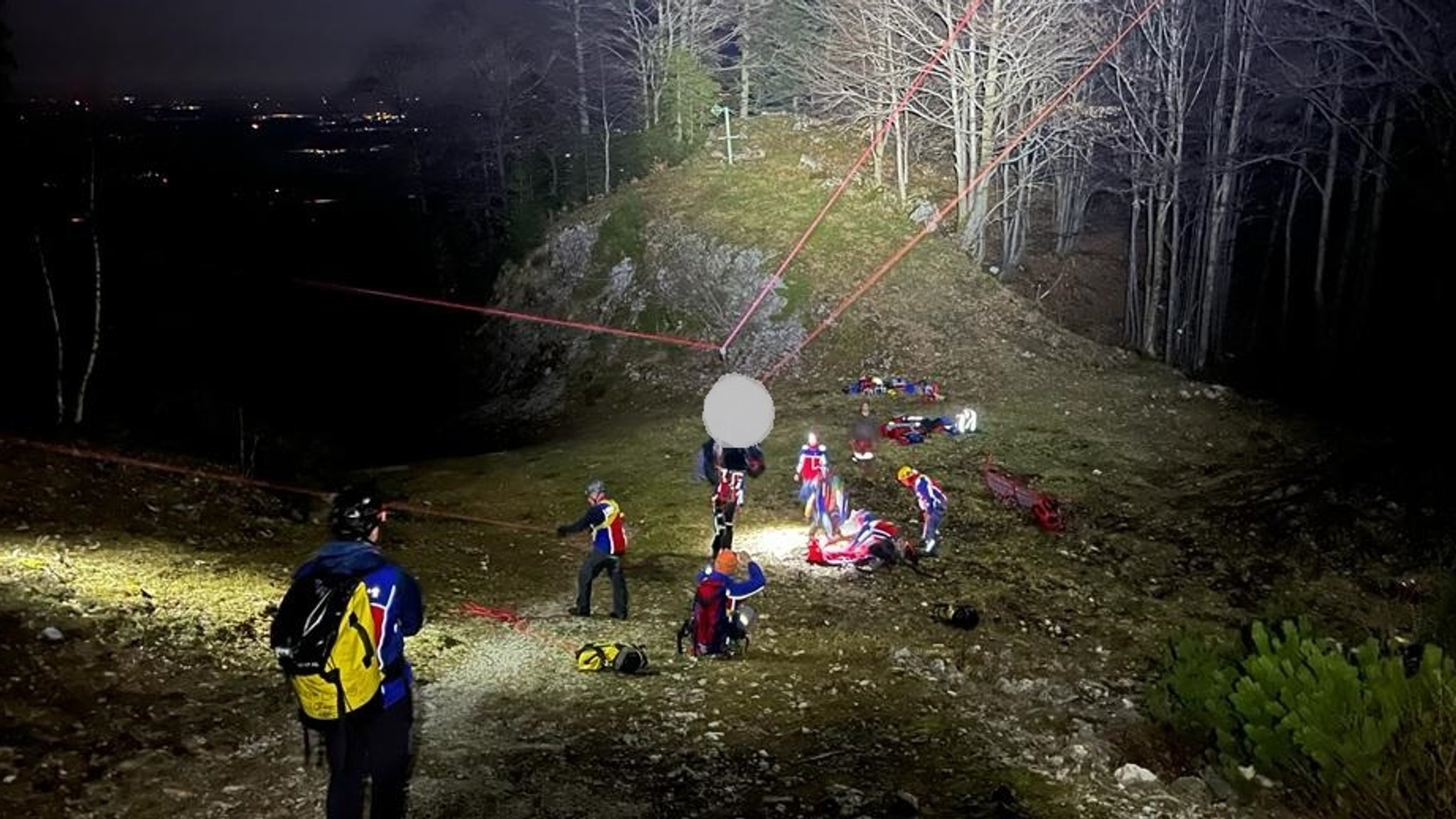 Bergwacht rettet Gleitschirmflieger aus Seilen