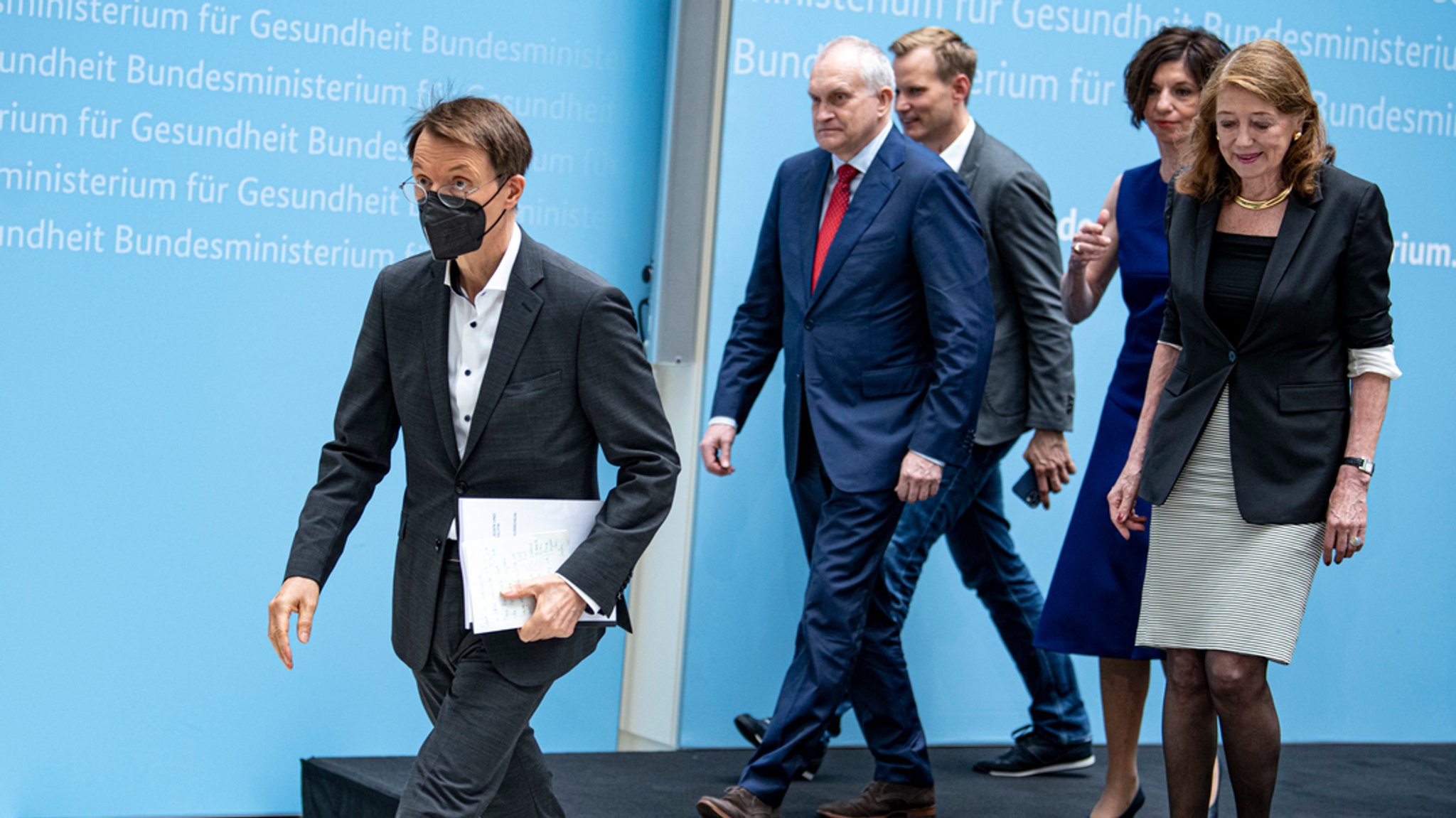 Gesundheitsminister Karl Lauterbach (l.) mit Vertretern des Sachverständigenausschuss.