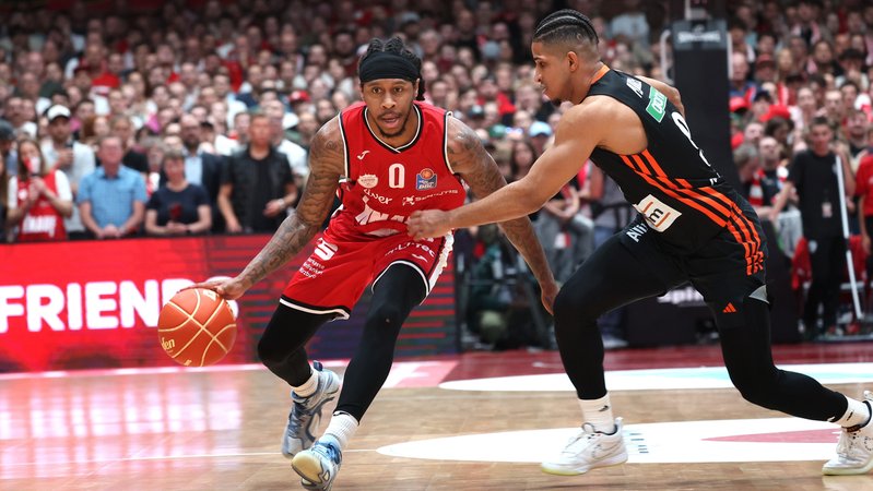 Spielszene Würzburg Baskets - ratiopharm Ulm | Bild: picture-alliance/dpa Spielszene Würzburg Baskets - ratiopharm Ulm