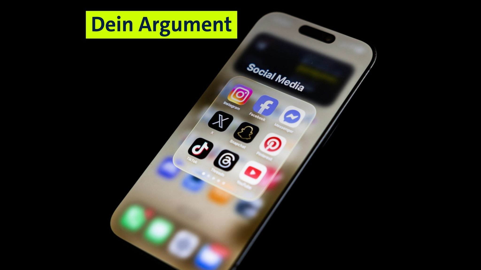 Ein Smartphone auf dem zahlreiche Social-Media-Apps zu sehen sind.