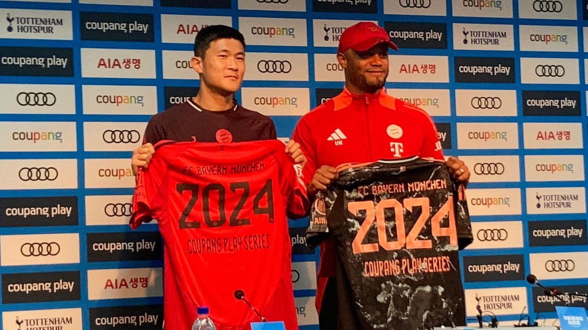 Minjae Kim (l) und Trainer Vincent Kompany vom FC Bayern München bei der Pressekonferenz in Seoul im Rahmen der Sommertour des FC Bayern in Südkorea.