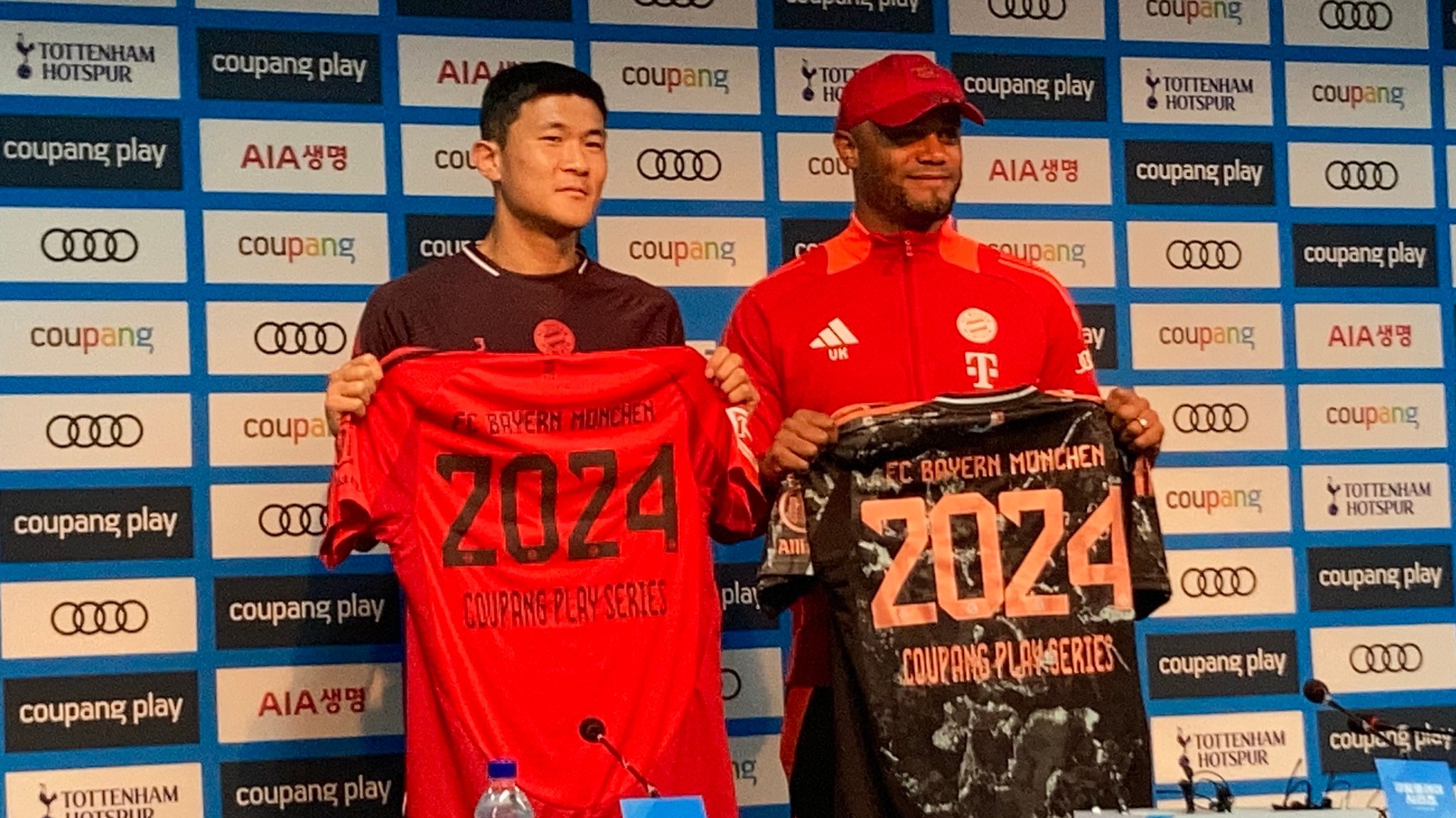 Minjae Kim (l) und Trainer Vincent Kompany vom FC Bayern München bei der Pressekonferenz in Seoul im Rahmen der Sommertour des FC Bayern in Südkorea.