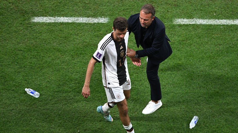 Thomas Müller und Bundestrainer Hansi Flick bei der WM in Katar 2022