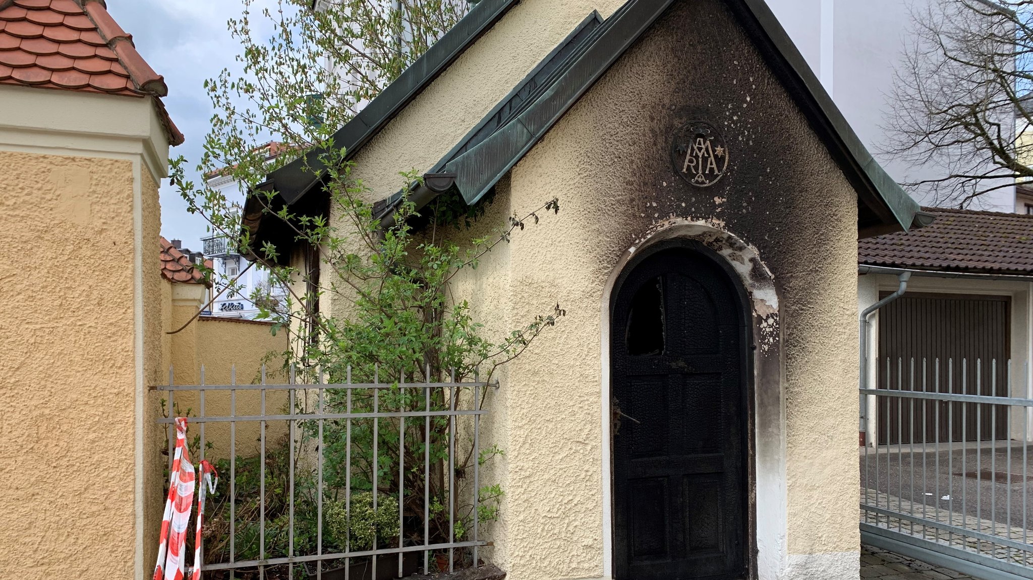 Die durch einen Brand zerstörte Lourdes-Kapelle in Traunstein.