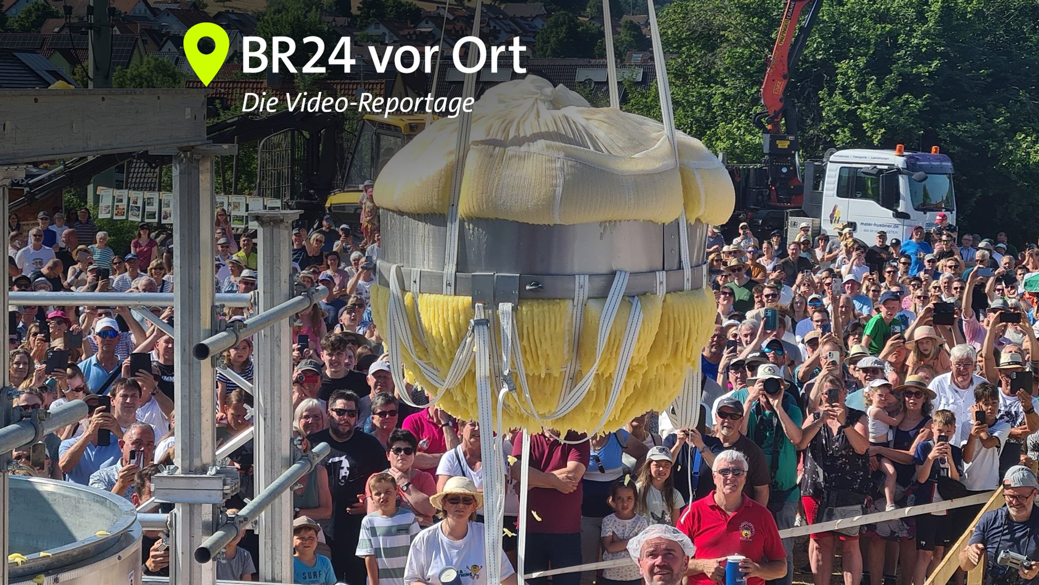 Der größte Kartoffelkloß der Welt wird in Wombach aus dem Topf gehoben.
