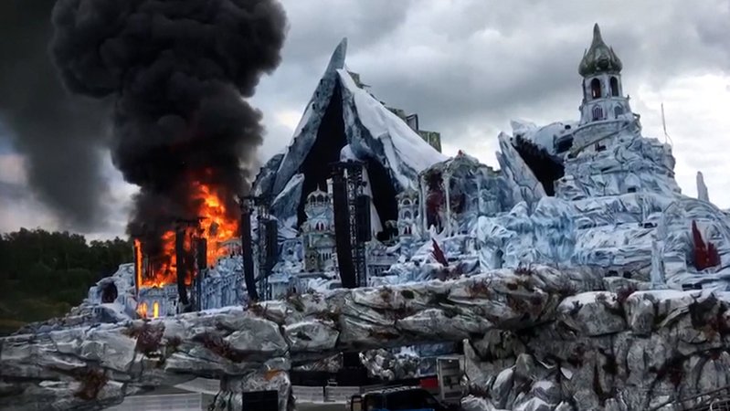 Feuer vor Festival-Start: Tomorrowland-Bühne abgebrannt | Bild: Video-Screenshot/Vlaamse Radio/EBU Feuer vor Festival-Start: Tomorrowland-Bühne abgebrannt