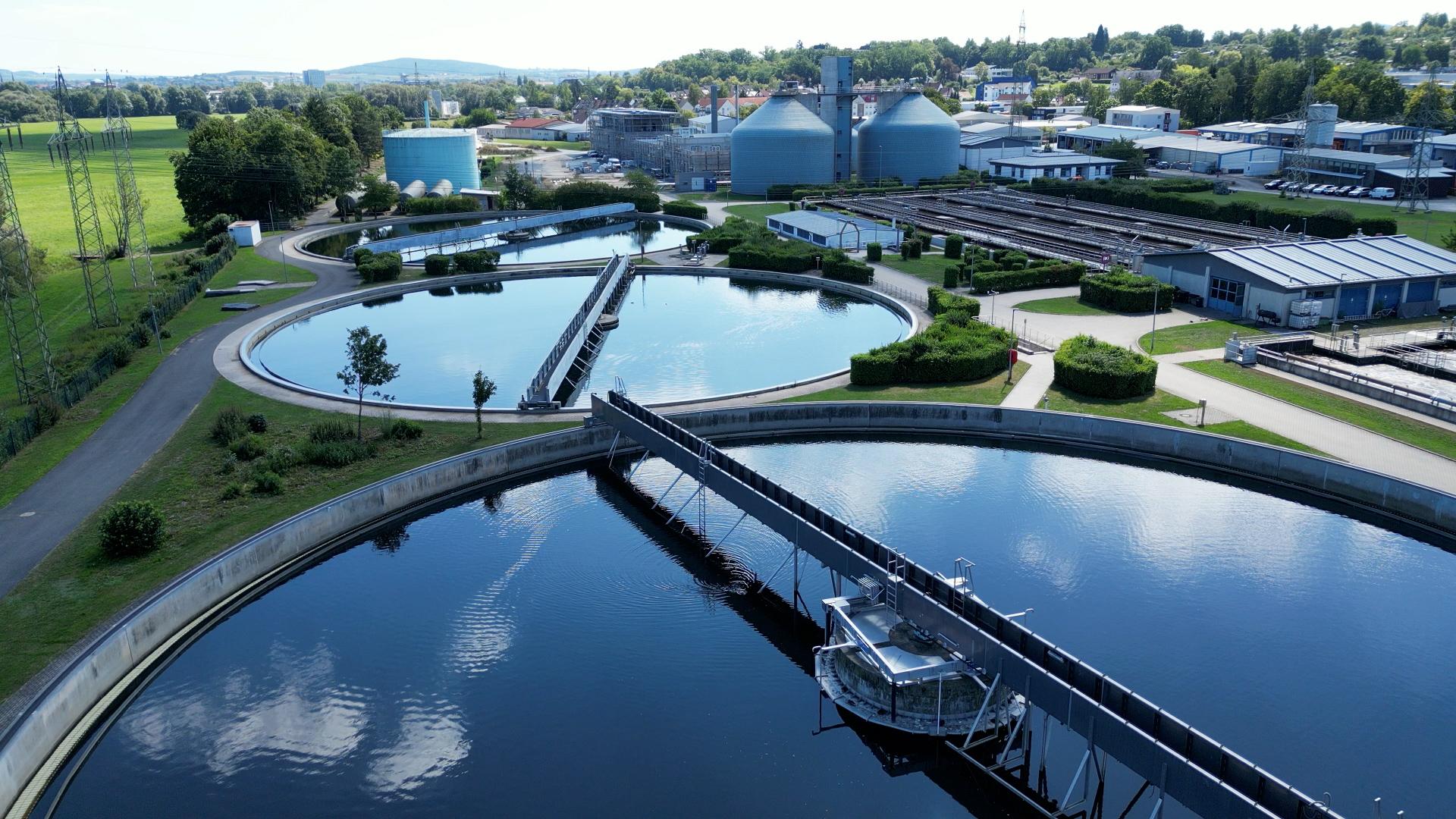 Ein Luftbild der Bayreuther Kläranlage mit drei Klärbecken. 