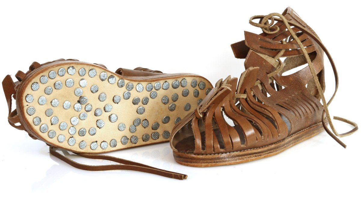 Nachbildung einer römischen Sandale, genannt Caligae, mit genagelter Schuhsohle. 