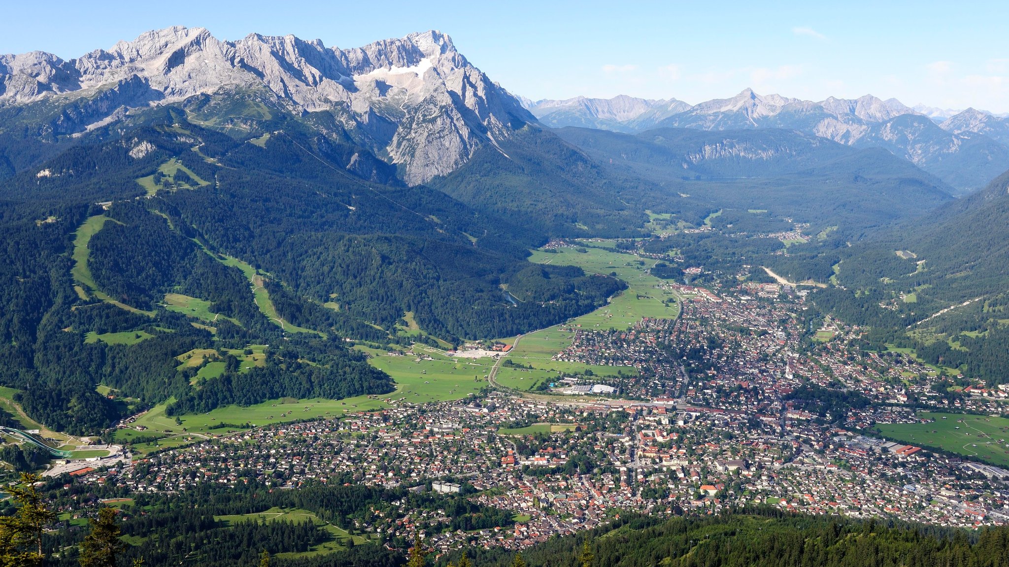 Blick vom Wank auf Garmisch-Partenkirchen mit Zugspitze, Jubiläumsgrat und Alpspitze. (Archiv)