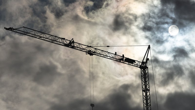 Ein Baukran vor dunklem Himmel. (Symbolbild) | Bild: colourbox.de/Frank Heinz Ein Baukran vor dunklem Himmel. (Symbolbild)