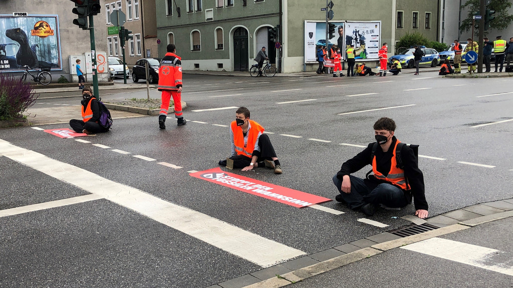 Aktivisten blockieren die Frankenstraße in Regensburg.