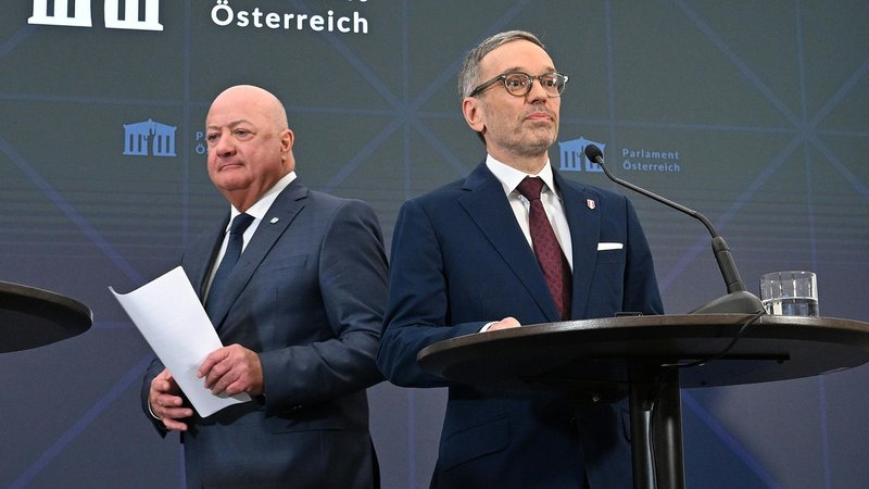 Geschäftsführende ÖVP-Bundesparteiobmann Christian Stocker (links) und FPÖ-Chef Herbert Kickl (Archivbild) | Bild: picture alliance / HELMUT FOHRINGER / APA / picturedesk.com | HELMUT FOHRINGER Geschäftsführende ÖVP-Bundesparteiobmann Christian Stocker (links) und FPÖ-Chef Herbert Kickl (Archivbild)