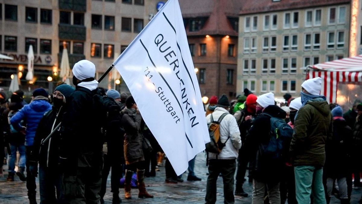 Querdenken-Anhänger bei einer unangemeldeten Demonstration in Nürnberg (Archivbild)